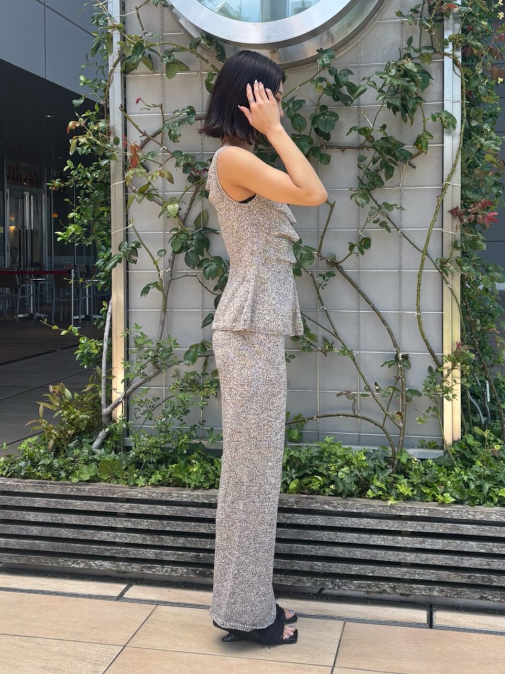 ベージュ系のその他パンツ、ベージュ系のタンクトップ、ブラック系のサンダルを着用したレディースの夏コーディネートの2枚目の写真