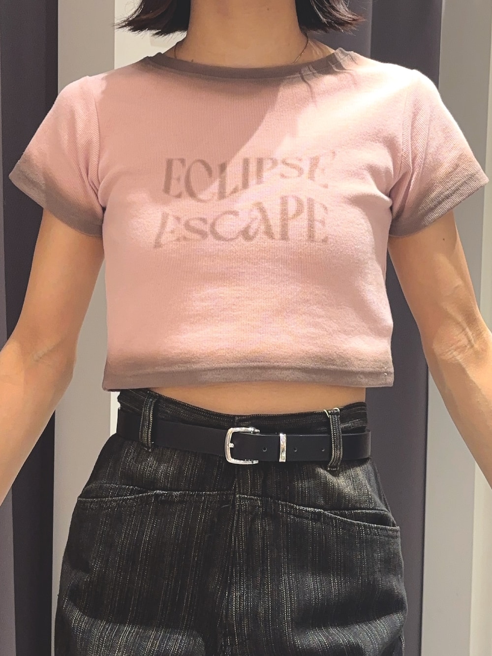 ピンク系のTシャツ/カットソー、ブラック系のデニムパンツ、ブラック系のブーツを着用したレディースの夏コーディネートの4枚目の写真