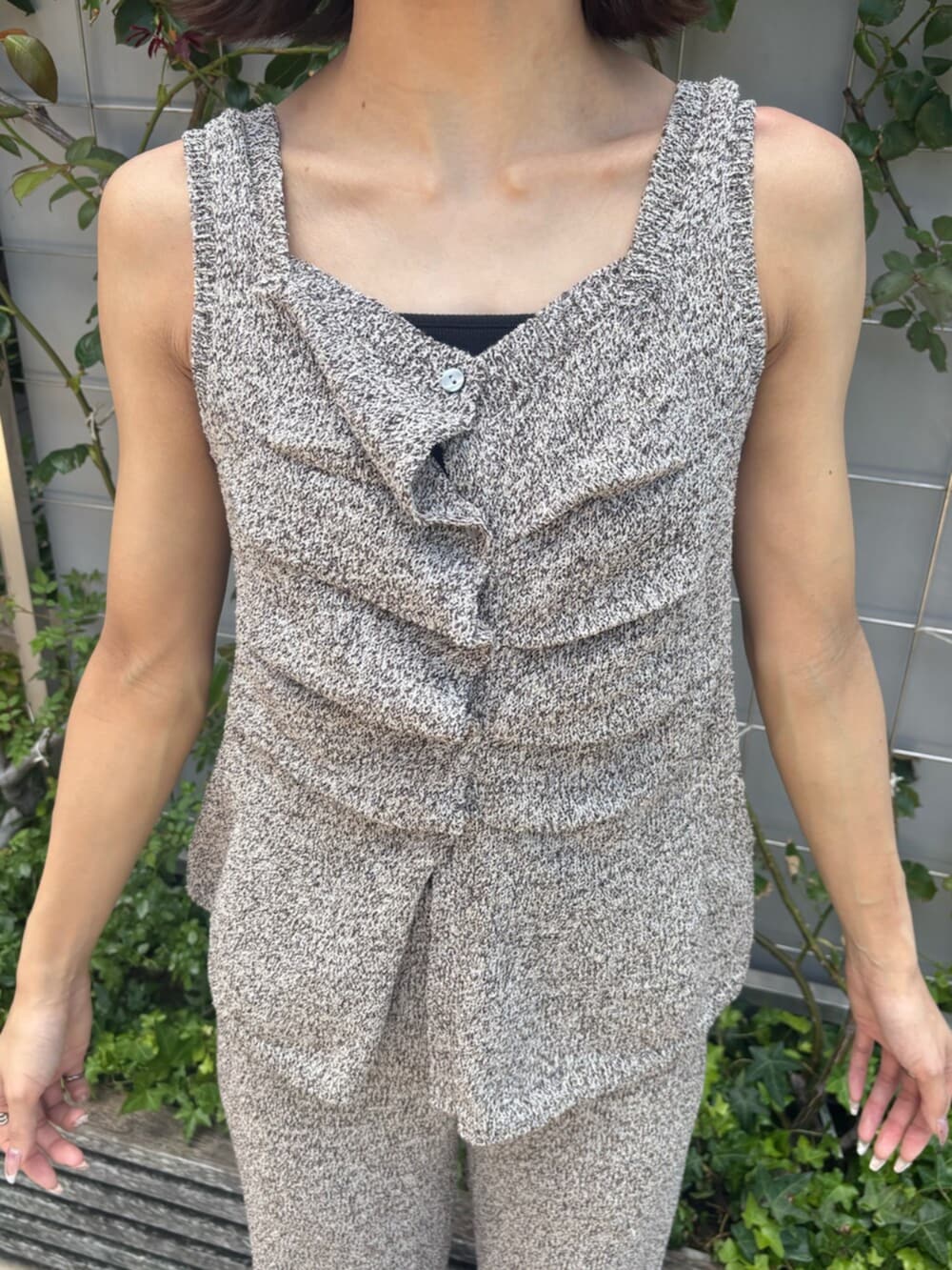 ベージュ系のその他パンツ、ベージュ系のタンクトップ、ブラック系のサンダルを着用したレディースの夏コーディネートの4枚目の写真