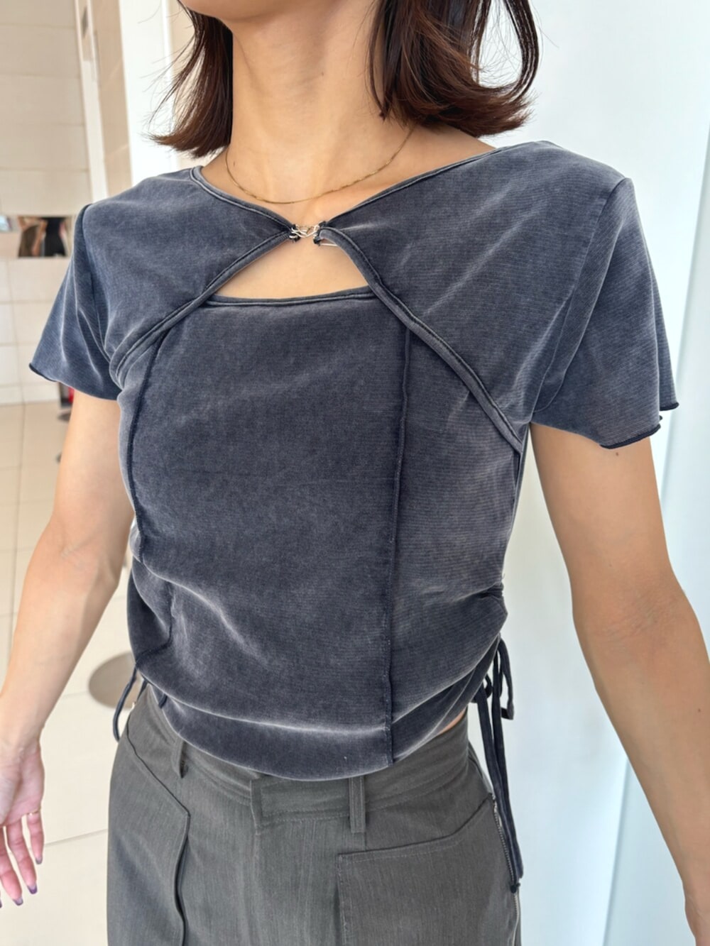 ブラック系のサンダル、グレー系のスラックス、ブルー系のTシャツ/カットソーを着用したレディースの夏コーディネートの4枚目の写真