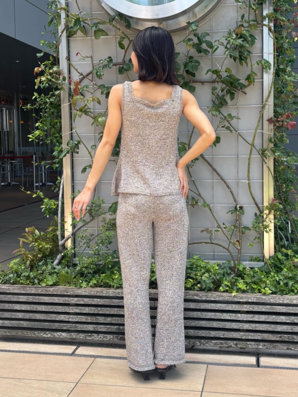 ベージュ系のその他パンツ、ベージュ系のタンクトップ、ブラック系のサンダルを着用したレディースの夏コーディネートの3枚目の写真