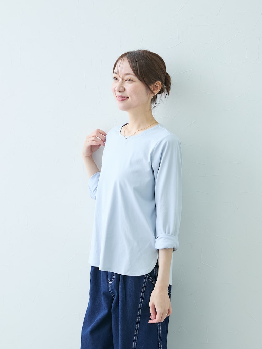 ホワイト系のニット/セーター、ブルー系のTシャツ/カットソー、ブルー系のパンツを着用したレディースの秋コーディネートの3枚目の写真