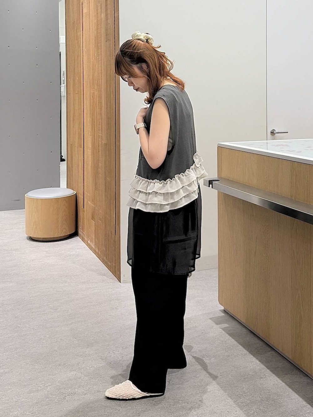 シルバー系のショルダーバッグ、ホワイト系のタンクトップ、ホワイト系のパンプスを着用したレディースの春コーディネートの2枚目の写真