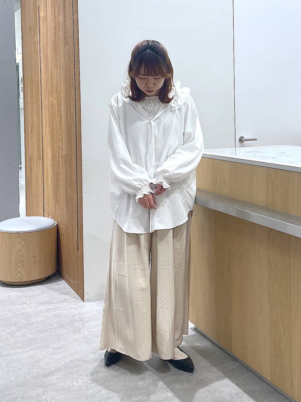 ベージュ系のその他パンツ、ブラック系のパンプス、ホワイト系のTシャツ/カットソーを着用したレディースの春コーディネートの4枚目の写真