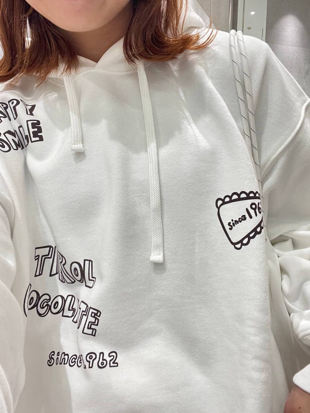 ブラウン系のサンダル、ベージュ系のその他パンツ、ホワイト系のトートバッグを着用したレディースの冬コーディネートの4枚目の写真