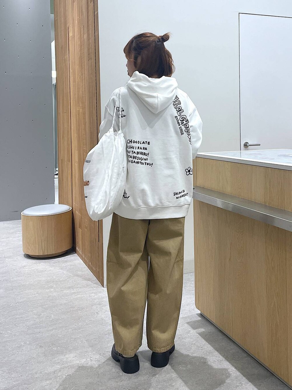 ブラウン系のサンダル、ベージュ系のその他パンツ、ホワイト系のトートバッグを着用したレディースの冬コーディネートの3枚目の写真