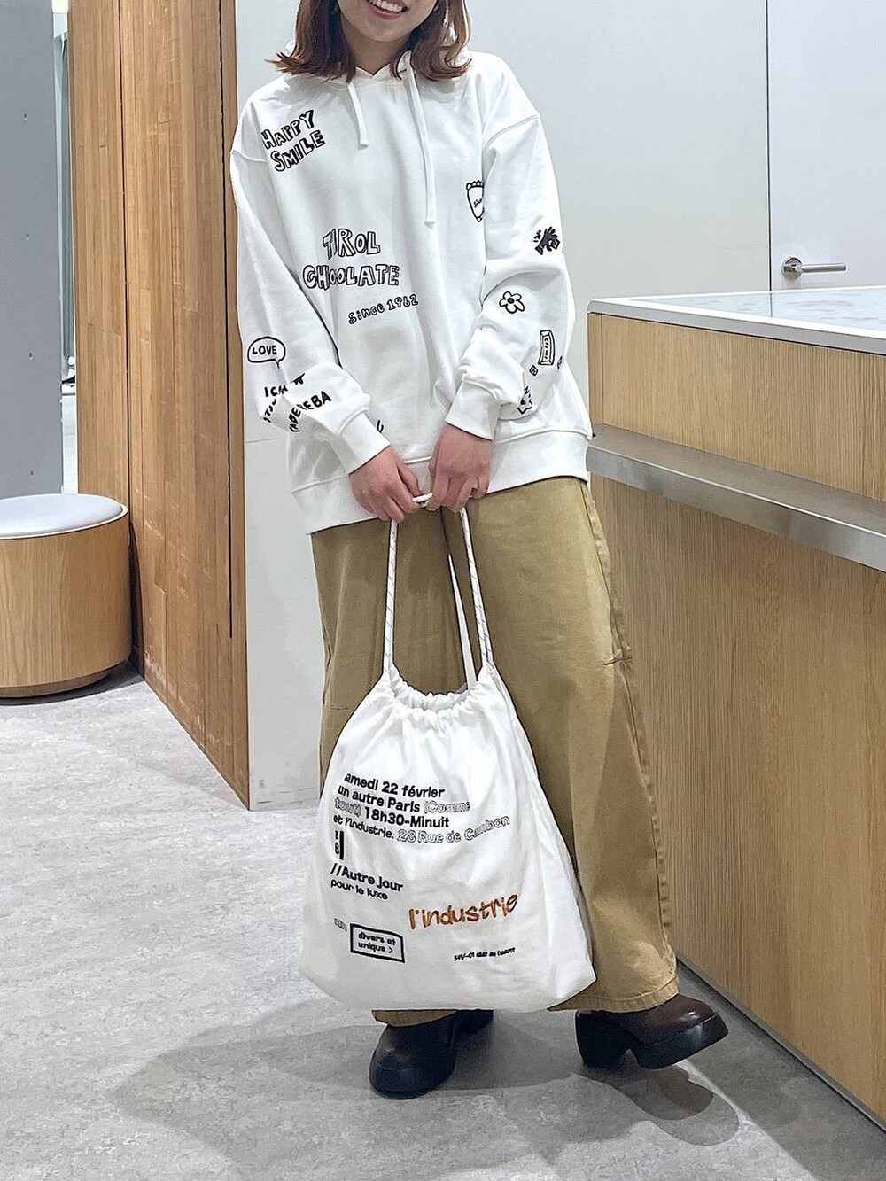 ブラウン系のサンダル、ベージュ系のその他パンツ、ホワイト系のトートバッグを着用したレディースの冬コーディネートの2枚目の写真