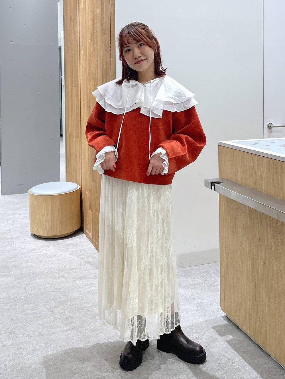 ホワイト系のシャツ/ブラウス、ブラック系のブーツ、ホワイト系のスカートを着用したレディースの秋コーディネートの2枚目の写真