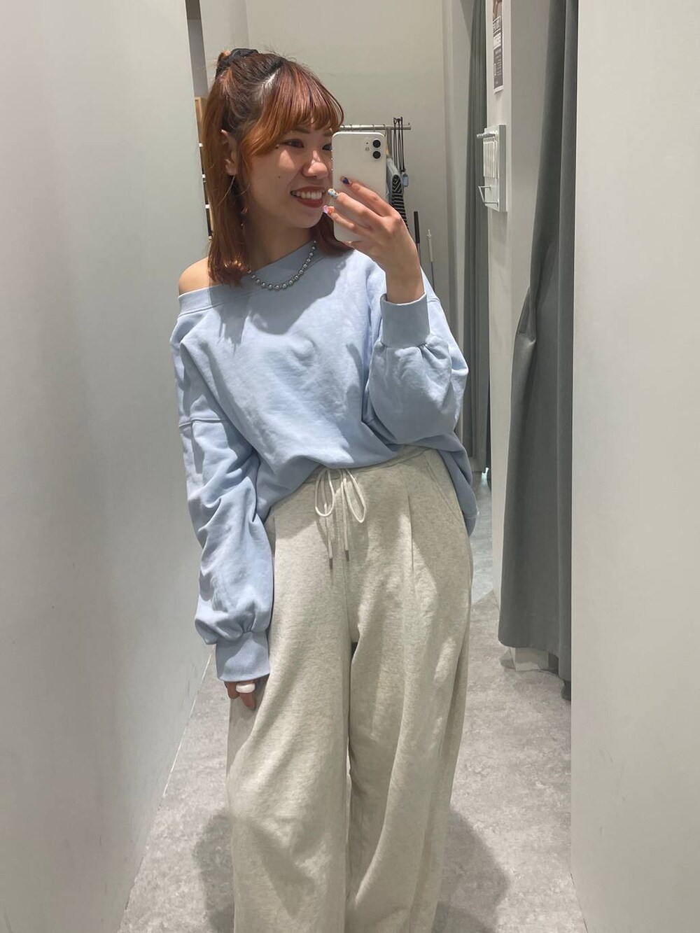 グレー系のスウェットパンツ、ブルー系のTシャツ/カットソーを着用したレディースの春コーディネートの5枚目の写真