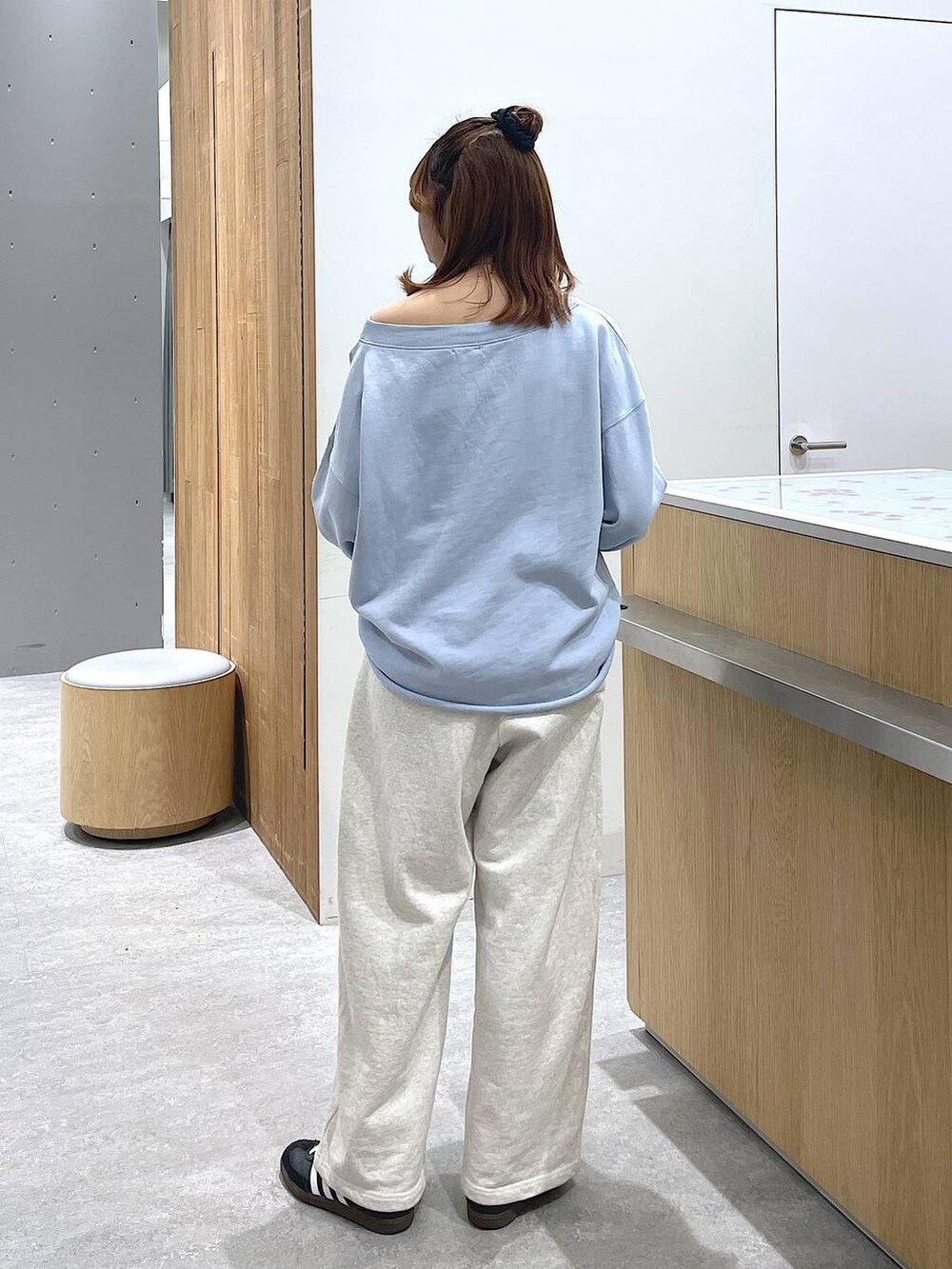 グレー系のスウェットパンツ、ブルー系のTシャツ/カットソーを着用したレディースの春コーディネートの3枚目の写真