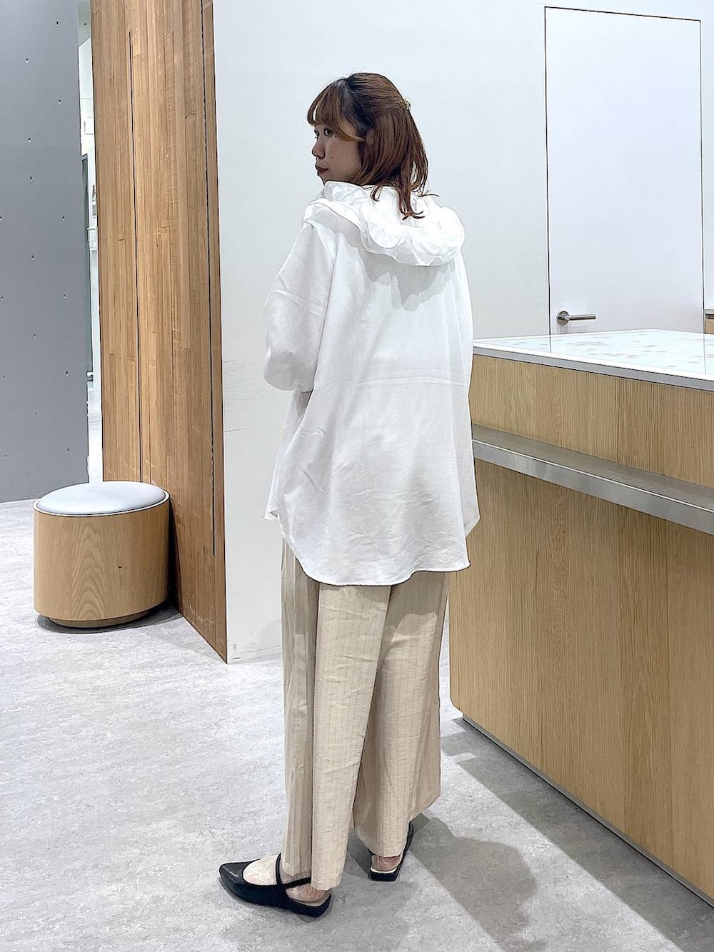 ベージュ系のその他パンツ、ブラック系のパンプス、ホワイト系のTシャツ/カットソーを着用したレディースの春コーディネートの2枚目の写真