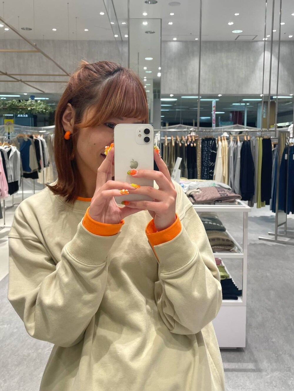 ブラウン系のショルダーバッグ、ベージュ系のその他パンツ、ホワイト系のスニーカーを着用したレディースの冬コーディネートの6枚目の写真