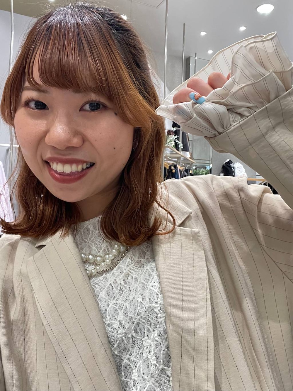 ベージュ系のその他パンツ、ベージュ系のテーラードジャケット、ブラック系のショルダーバッグを着用したレディースの春コーディネートの6枚目の写真