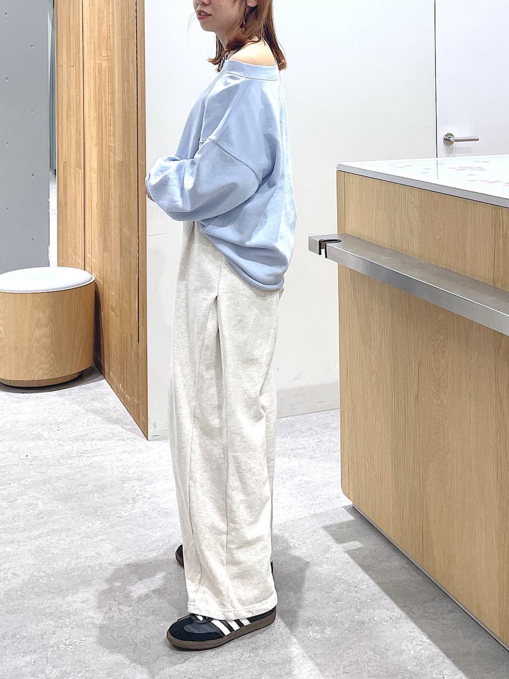 グレー系のスウェットパンツ、ブルー系のTシャツ/カットソーを着用したレディースの春コーディネートの2枚目の写真