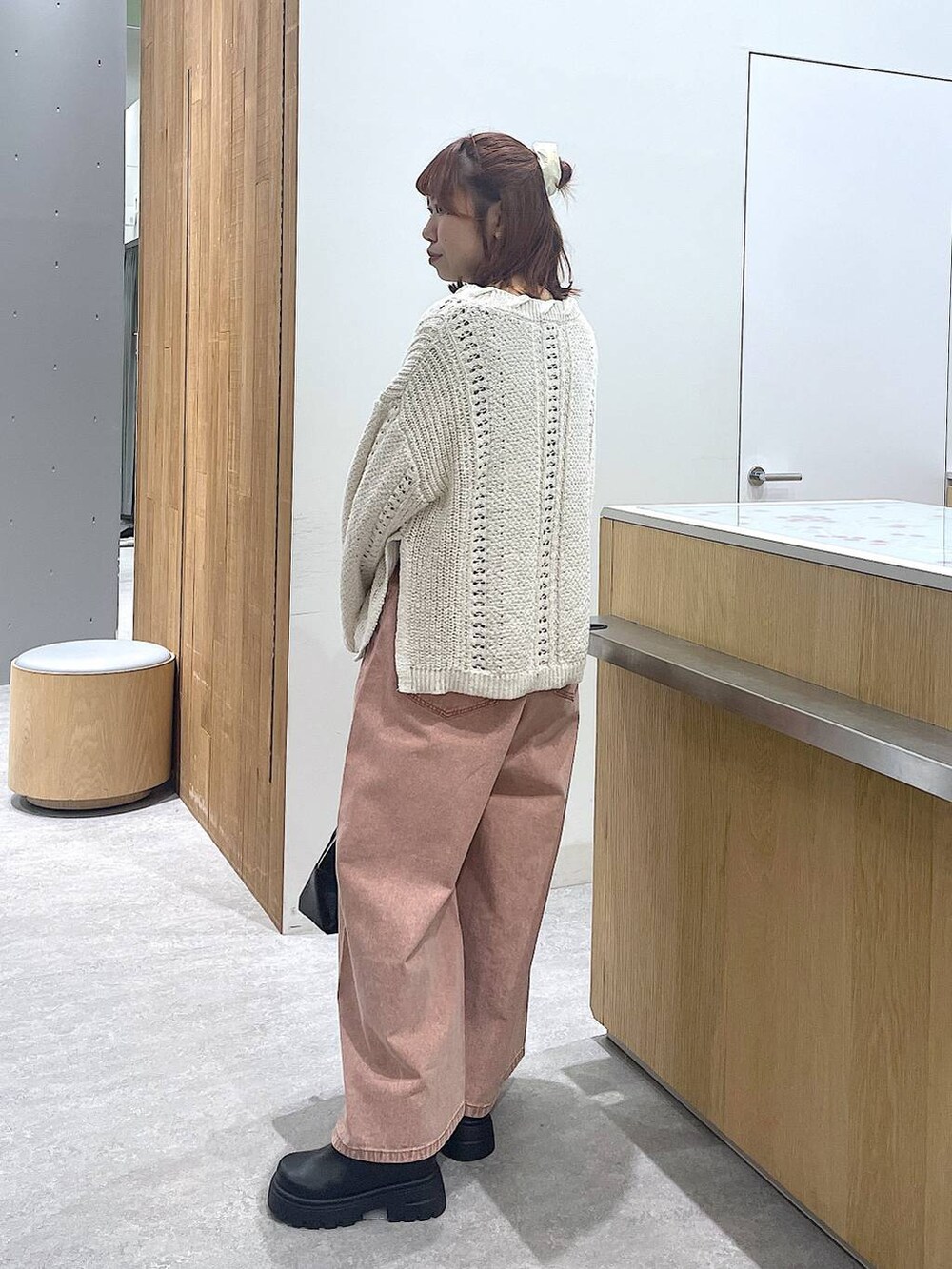 ブラック系のボストンバッグ、ピンク系のデニムパンツ、ブラック系のその他シューズを着用したレディースの冬コーディネートの2枚目の写真