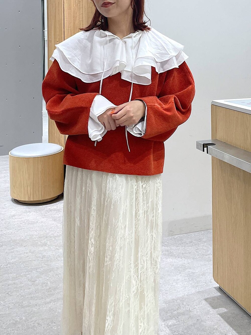 ホワイト系のシャツ/ブラウス、ブラック系のブーツ、ホワイト系のスカートを着用したレディースの秋コーディネートの4枚目の写真