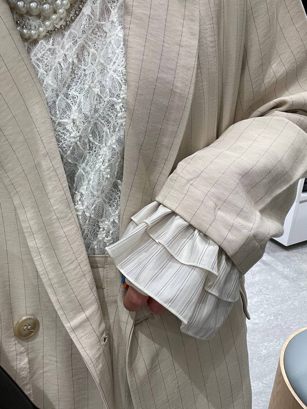 ベージュ系のその他パンツ、ベージュ系のテーラードジャケット、ブラック系のショルダーバッグを着用したレディースの春コーディネートの5枚目の写真