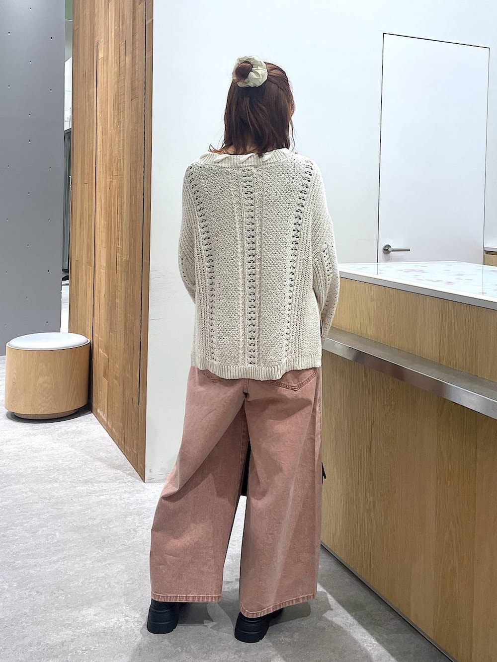 ブラック系のボストンバッグ、ピンク系のデニムパンツ、ブラック系のその他シューズを着用したレディースの冬コーディネートの3枚目の写真