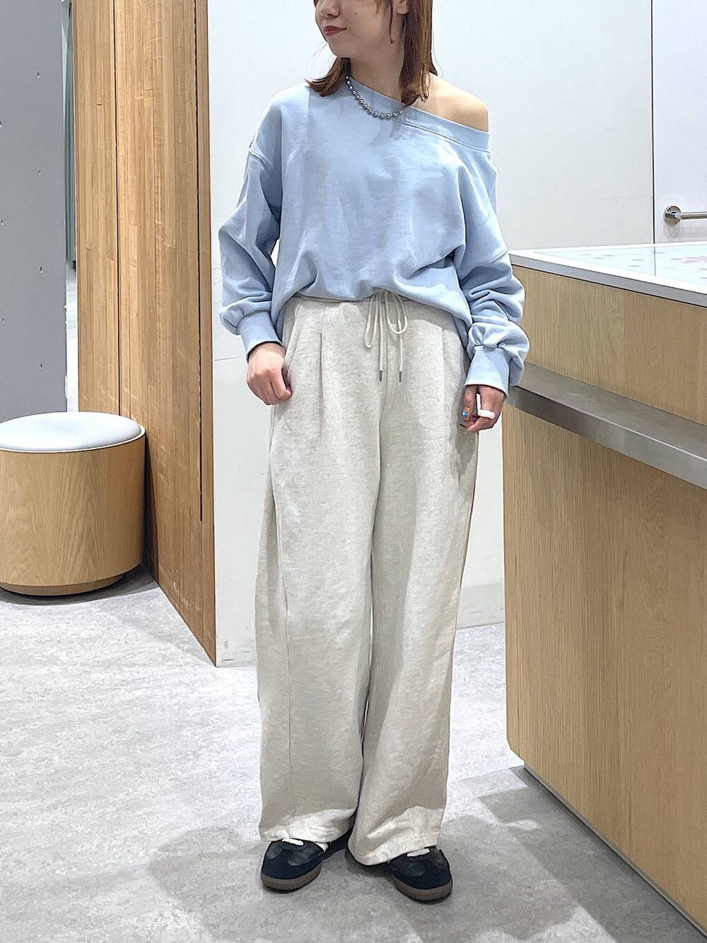 グレー系のスウェットパンツ、ブルー系のTシャツ/カットソーを着用したレディースの春コーディネートの4枚目の写真