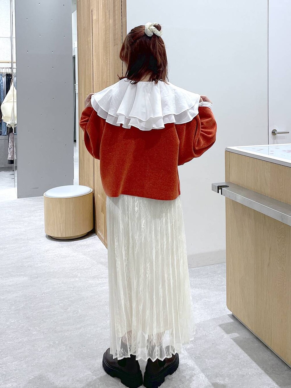 ホワイト系のシャツ/ブラウス、ブラック系のブーツ、ホワイト系のスカートを着用したレディースの秋コーディネートの3枚目の写真