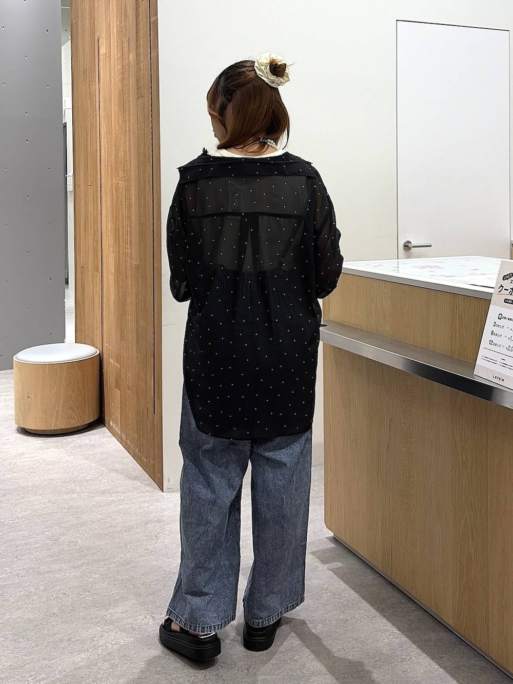 ブルー系のサロペット/オーバーオール、ブラック系のサンダル、ホワイト系のタンクトップを着用したレディースの春コーディネートの3枚目の写真