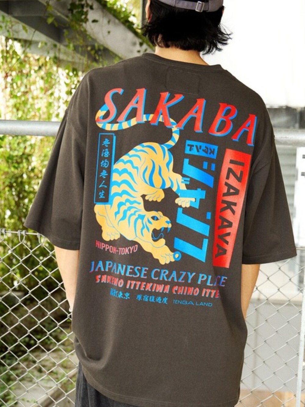 ブラック系のTシャツ/カットソー、ブラック系のキャップを着用したメンズの秋コーディネートの2枚目の写真
