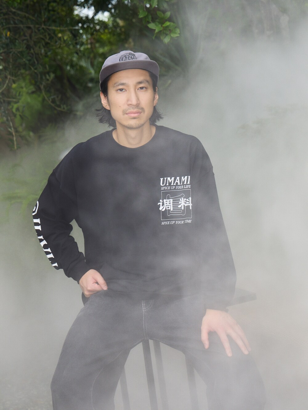 ブラック系のTシャツ/カットソー、ブラック系のキャップを着用したメンズの秋コーディネートの2枚目の写真