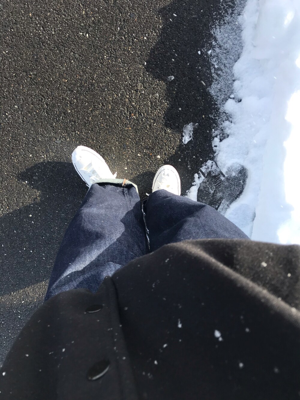 ブラック系のスタジャン、ブルー系のデニムパンツを着用したメンズの冬コーディネートの2枚目の写真