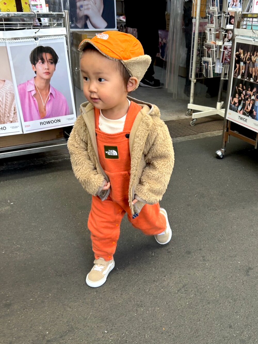 「お洒落さんとつながりたい、秋冬コーデ、ダメージニット、NEIGHBORHOOD、NHOLLYWOOD、ホカオネオネ、オレンジ、白パンツ、ノースフェイス」｜「NEIGHBORHOODのアイテム（ニット/セーター、ブラック系）」を使った、Ryuさん（メンズ・172cm）の冬コーディネートの3枚目の写真