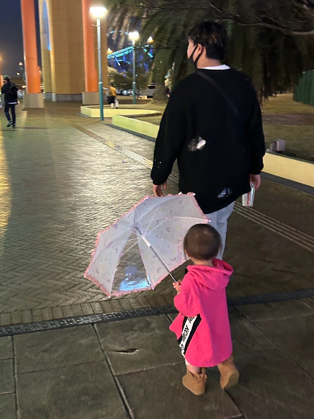 ブラック系のニット/セーター、ホワイト系のスニーカー、グレー系のスウェットパンツを着用したメンズの春コーディネートの2枚目の写真