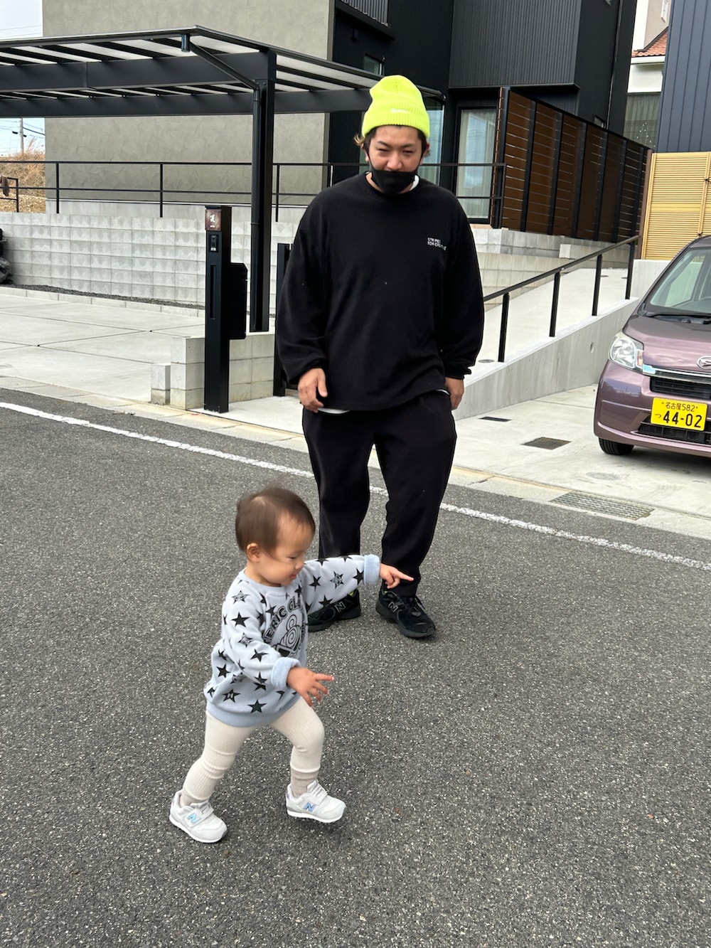 「休日コーデ、おしゃれさんと繋がりたい、ネオンカラー、フリース、S.F.C、SEESEE、セットアップ、ニューバランス、大人ストリート、supreme」｜「Supreme のアイテム（ニットキャップ/ビーニー、イエロー系）」を使った、Ryuさん（メンズ・172cm）の冬コーディネートの2枚目の写真