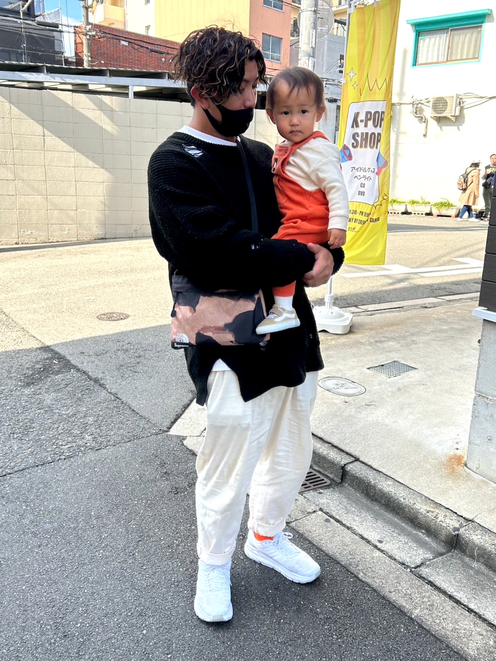 「お洒落さんとつながりたい、秋冬コーデ、ダメージニット、NEIGHBORHOOD、NHOLLYWOOD、ホカオネオネ、オレンジ、白パンツ、ノースフェイス」｜「NEIGHBORHOODのアイテム（ニット/セーター、ブラック系）」を使った、Ryuさん（メンズ・172cm）の冬コーディネートの2枚目の写真
