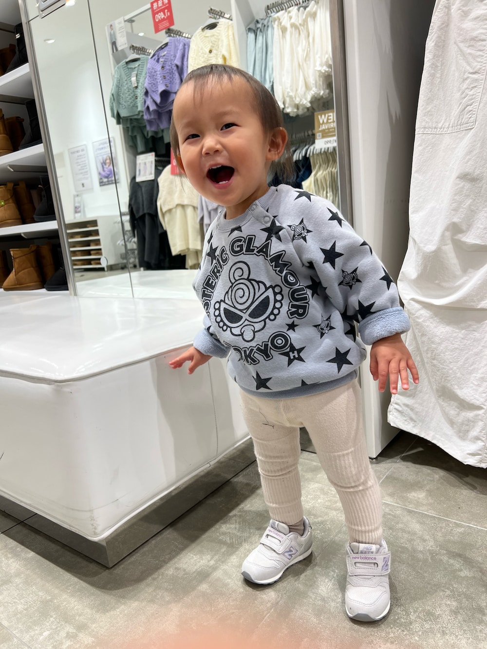 「休日コーデ、おしゃれさんと繋がりたい、ネオンカラー、フリース、S.F.C、SEESEE、セットアップ、ニューバランス、大人ストリート、supreme」｜「Supreme のアイテム（ニットキャップ/ビーニー、イエロー系）」を使った、Ryuさん（メンズ・172cm）の冬コーディネートの3枚目の写真