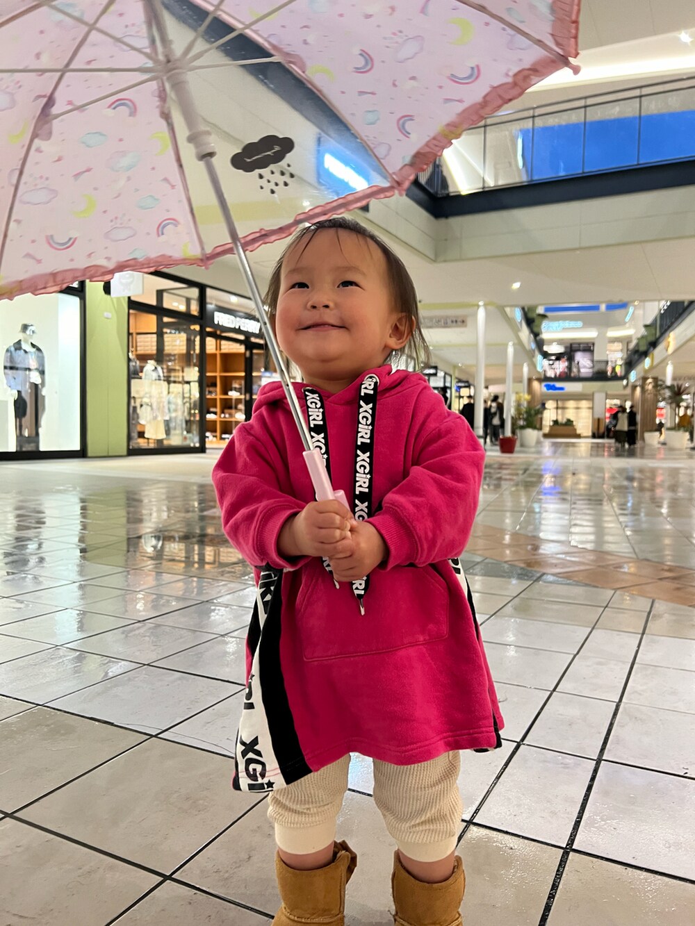 ブラック系のニット/セーター、ホワイト系のスニーカー、グレー系のスウェットパンツを着用したメンズの春コーディネートの3枚目の写真