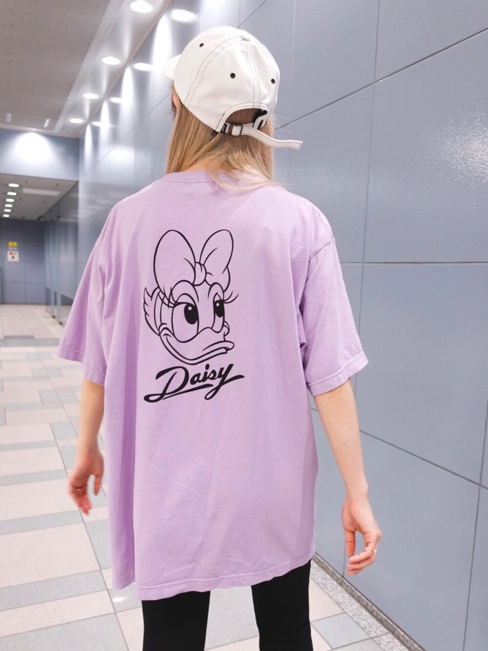 パープル系のTシャツ/カットソー、ブラック系のその他パンツ、ホワイト系のスニーカーを着用したレディースの春コーディネートの3枚目の写真