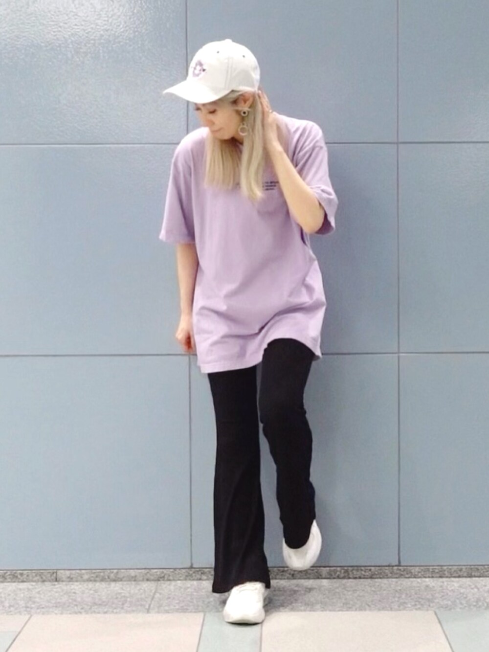 パープル系のTシャツ/カットソー、ブラック系のその他パンツ、ホワイト系のスニーカーを着用したレディースの春コーディネートの2枚目の写真