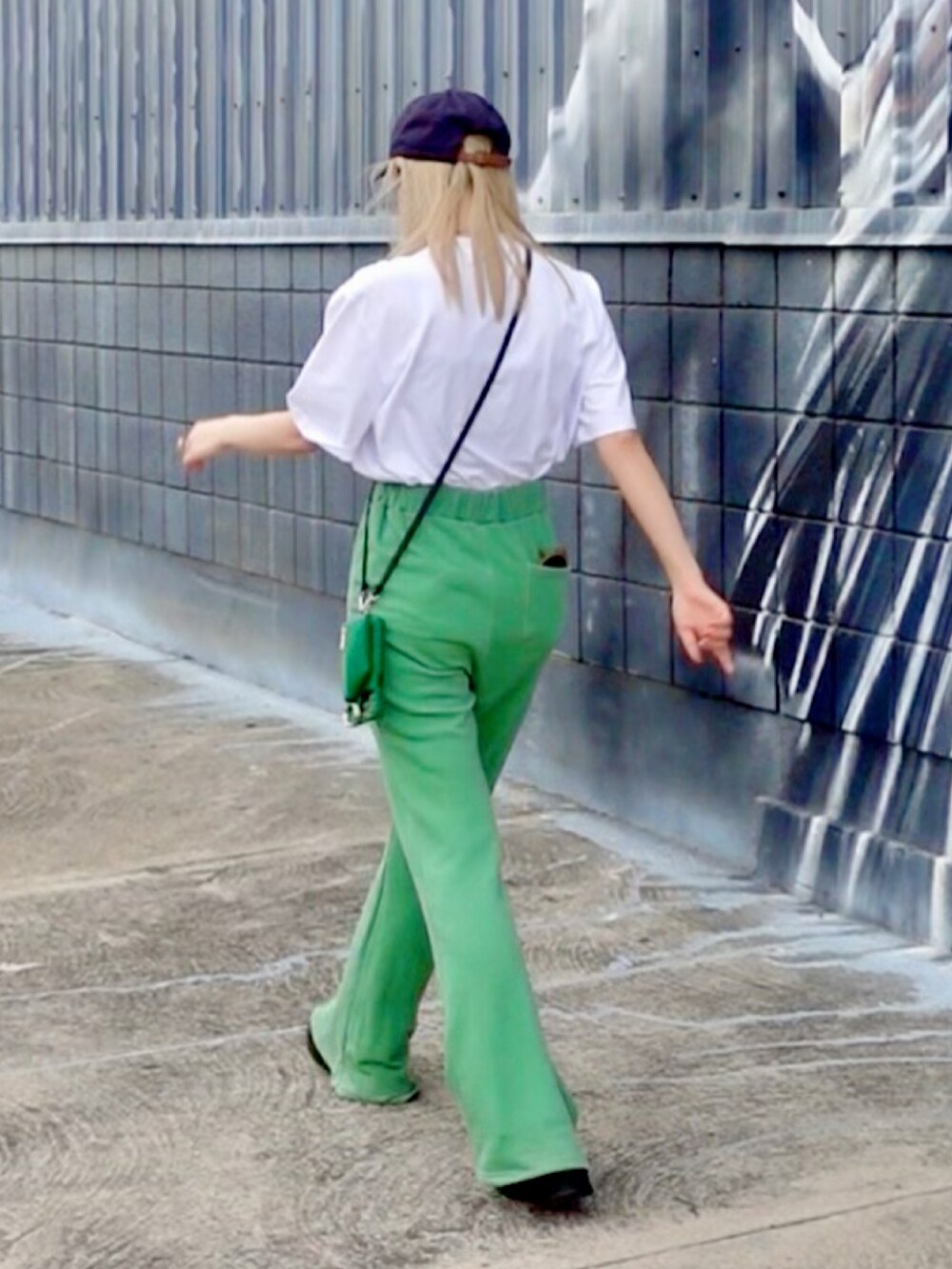 グリーン系のスウェットパンツ、ホワイト系のデニムジャケット、ホワイト系のTシャツ/カットソーを着用したレディースの春コーディネートの4枚目の写真