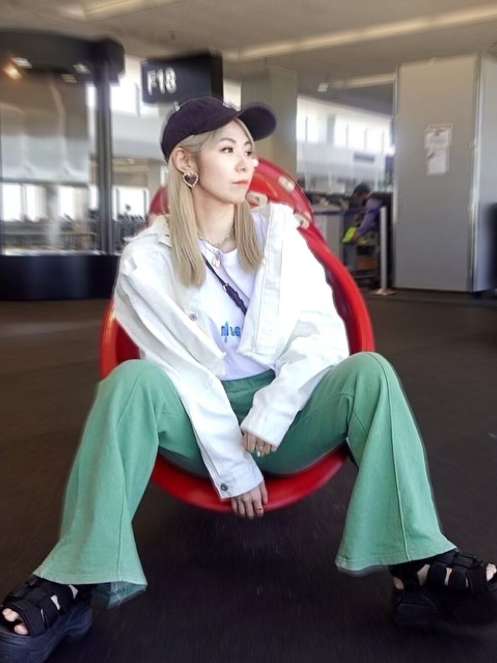 グリーン系のスウェットパンツ、ホワイト系のデニムジャケット、ホワイト系のTシャツ/カットソーを着用したレディースの春コーディネートの2枚目の写真