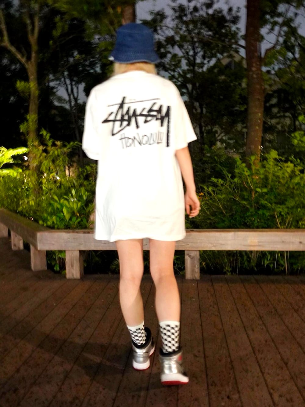 ホワイト系のTシャツ/カットソー、ブラック系のスニーカー、ブルー系のハットを着用したレディースの春コーディネートの2枚目の写真