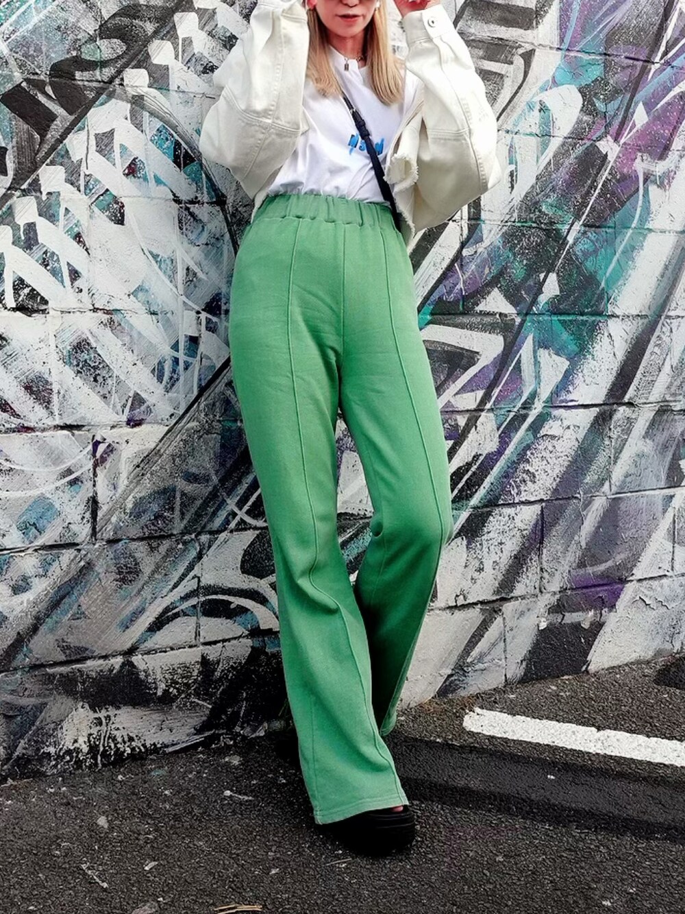 グリーン系のスウェットパンツ、ホワイト系のデニムジャケット、ホワイト系のTシャツ/カットソーを着用したレディースの春コーディネートの5枚目の写真