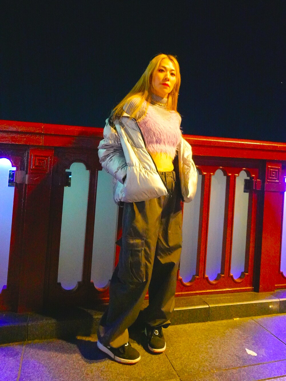 グレー系のカーゴパンツ、パープル系のタンクトップ、グレー系のニット/セーターを着用したレディースの冬コーディネートの3枚目の写真