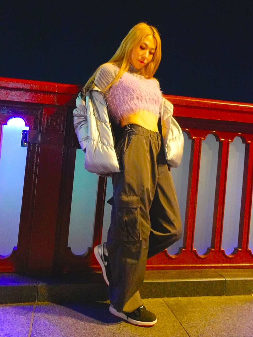 グレー系のカーゴパンツ、パープル系のタンクトップ、グレー系のニット/セーターを着用したレディースの冬コーディネートの4枚目の写真