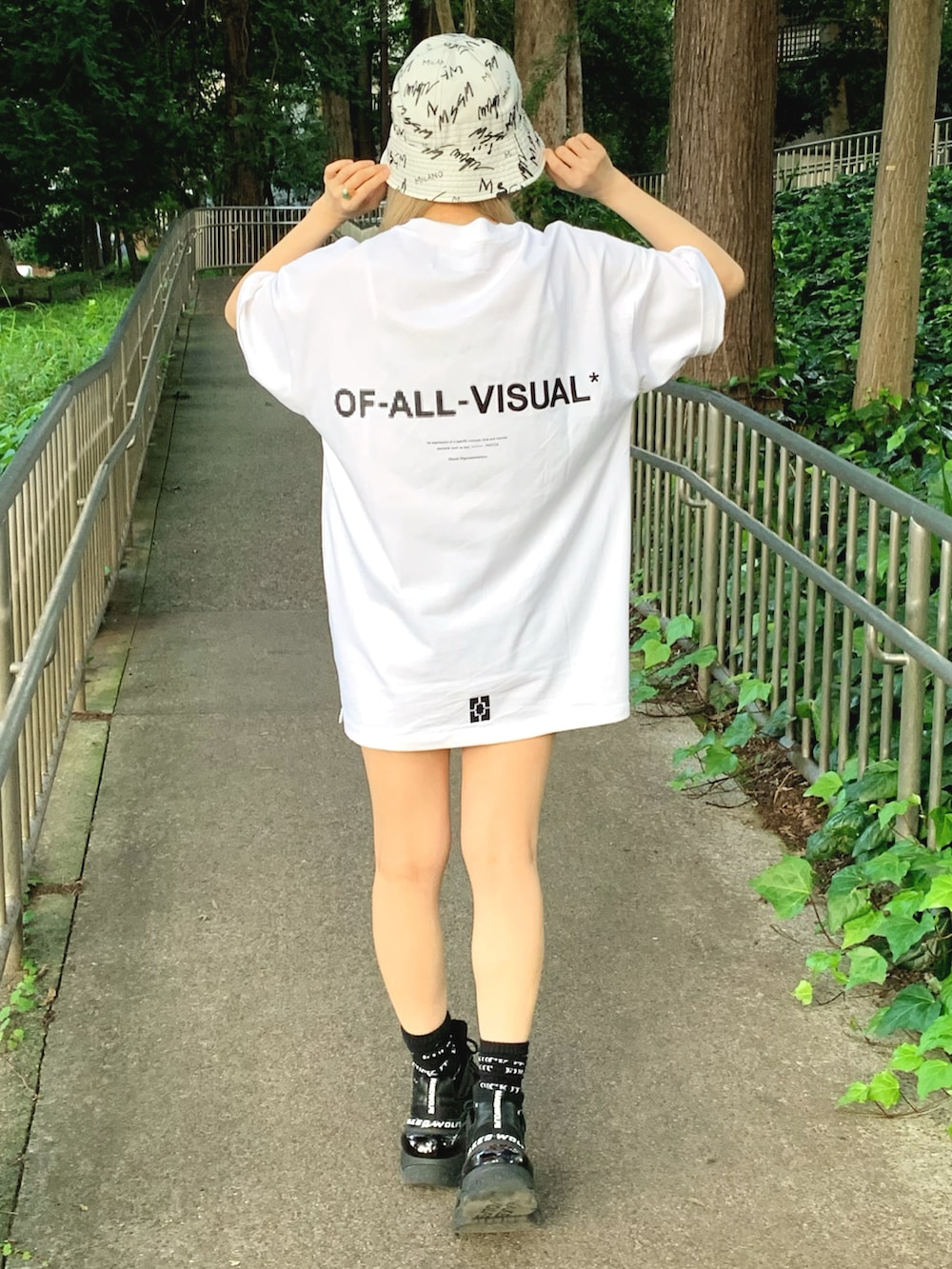 ブラック系のスニーカー、ホワイト系のTシャツ/カットソー、ホワイト系のハットを着用したレディースの春コーディネートの3枚目の写真