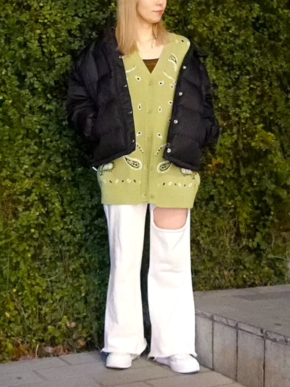 グリーン系のカーディガン/ボレロ、ホワイト系のスウェットパンツ、ホワイト系のスニーカーを着用したレディースの春コーディネートの3枚目の写真