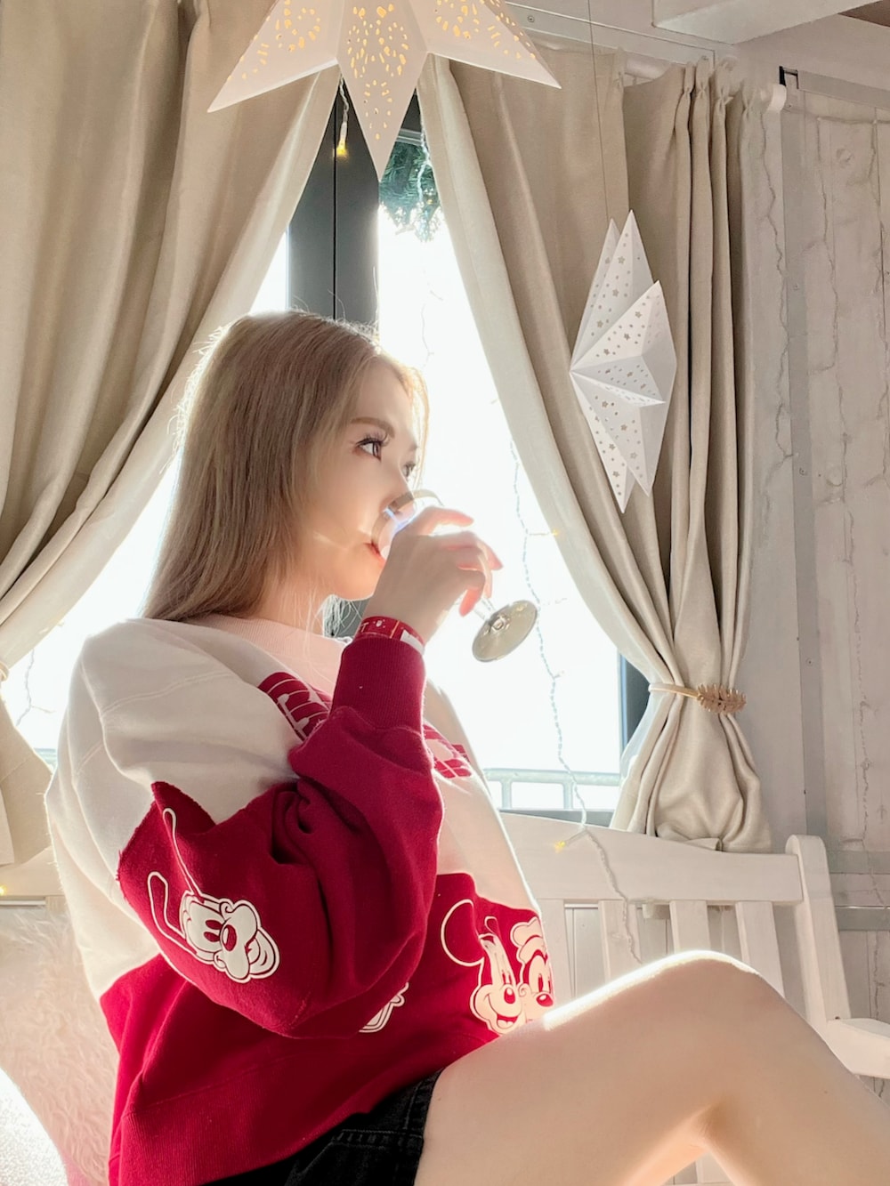 ブラック系のデニムスカート、ホワイト系のスウェット、ホワイト系のムートンコートを着用したレディースの秋コーディネートの3枚目の写真