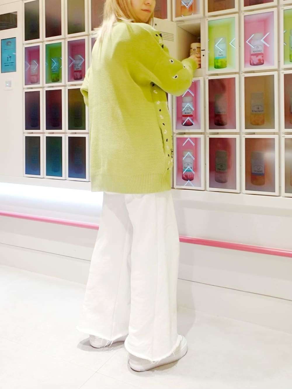 グリーン系のカーディガン/ボレロ、ホワイト系のスウェットパンツ、ホワイト系のスニーカーを着用したレディースの春コーディネートの2枚目の写真