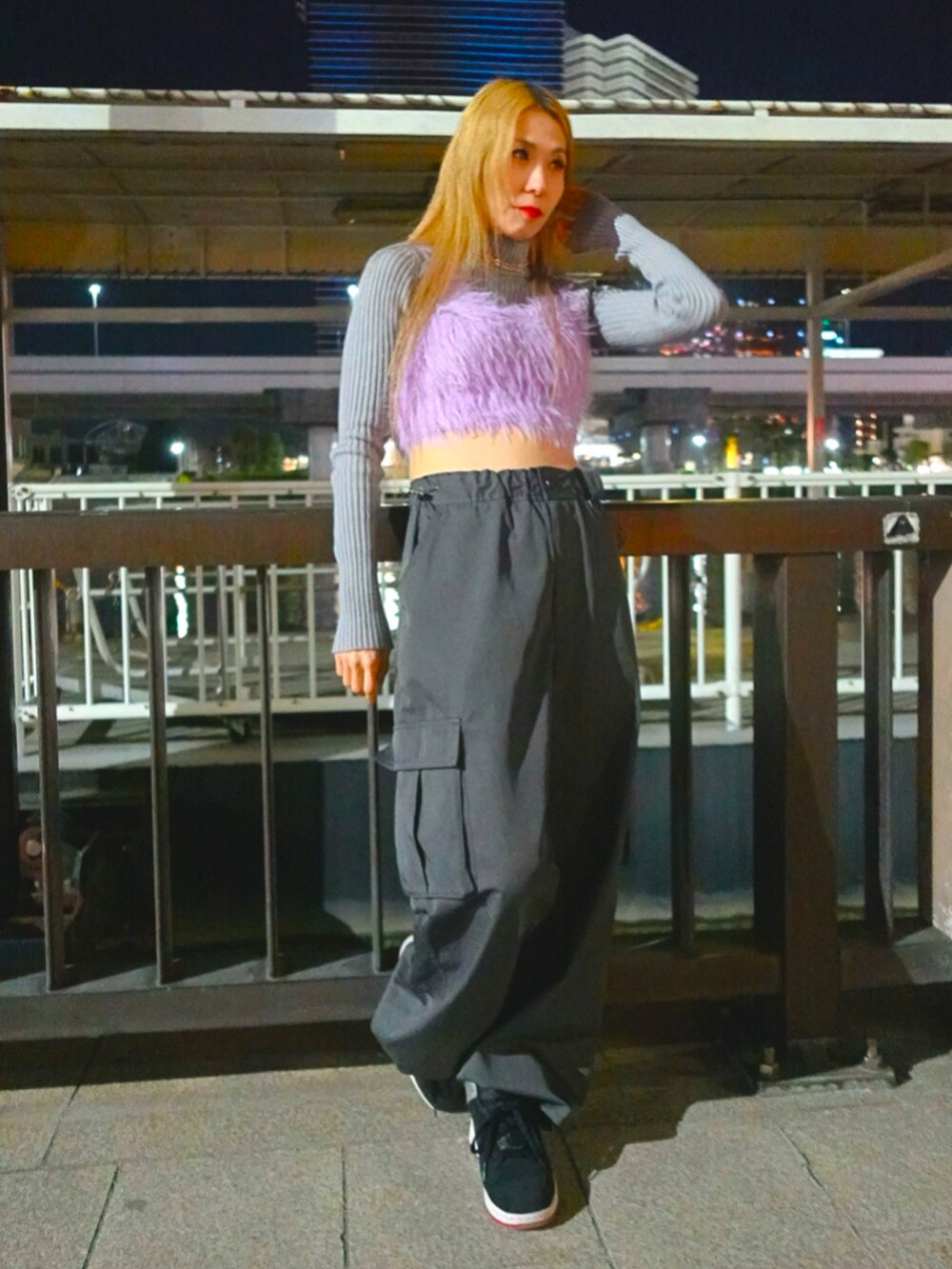 グレー系のカーゴパンツ、パープル系のタンクトップ、グレー系のニット/セーターを着用したレディースの冬コーディネートの2枚目の写真