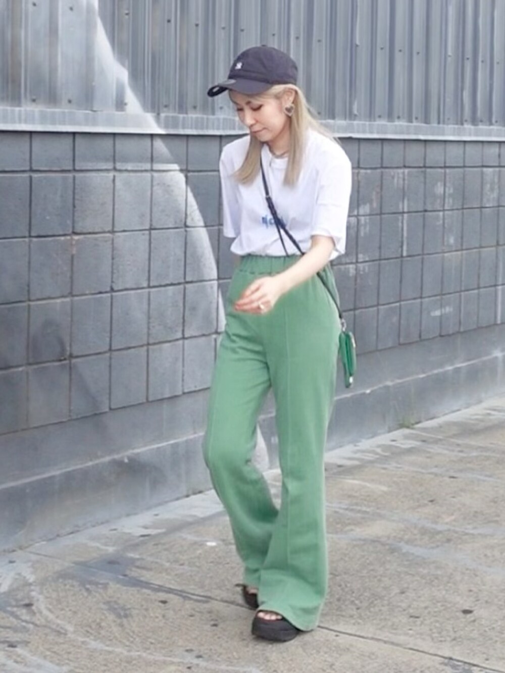 グリーン系のスウェットパンツ、ホワイト系のデニムジャケット、ホワイト系のTシャツ/カットソーを着用したレディースの春コーディネートの3枚目の写真