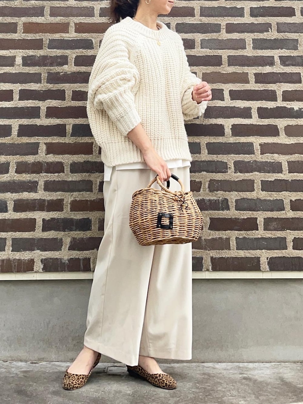 ホワイト系のニット/セーター、ホワイト系のその他パンツ、その他のバレエシューズを着用したレディースの冬コーディネートの3枚目の写真