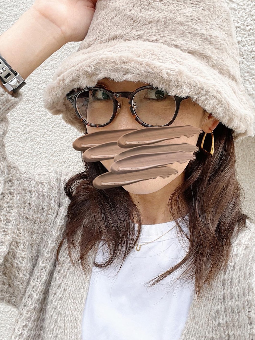 ブラック系のショルダーバッグ、ベージュ系のモカシン/デッキシューズ、ブルー系のデニムパンツを着用したレディースの秋コーディネートの4枚目の写真